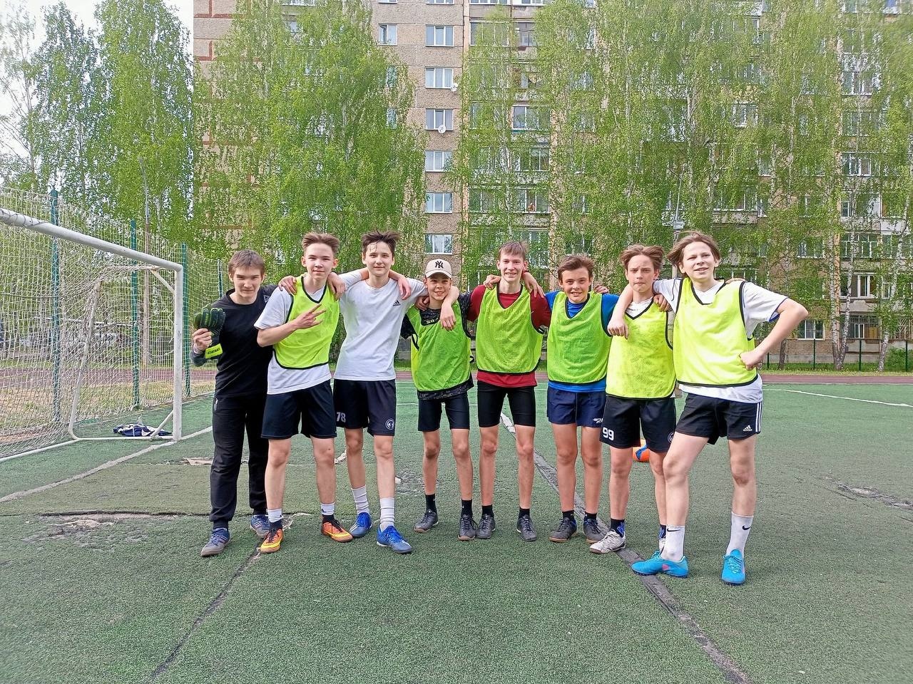 Соревнования по футболу &amp;quot;Кожаный мяч&amp;quot; среди школ Устиновского района.